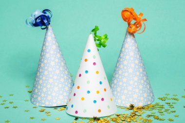 mavi arka plan üzerinde renkli parti öğeleri