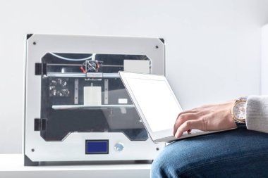 Tasarımcı 3D yazıcı ile çalışıyor