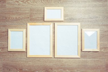  Ahşap duvardaki fotoğraf çerçeveleri