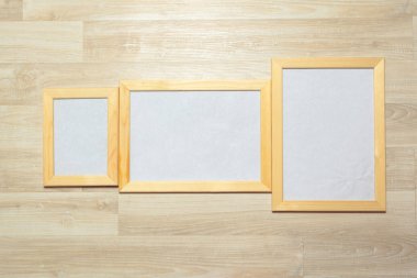  Ahşap duvardaki fotoğraf çerçeveleri
