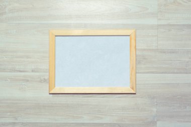  Ahşap duvardaki fotoğraf çerçeveleri