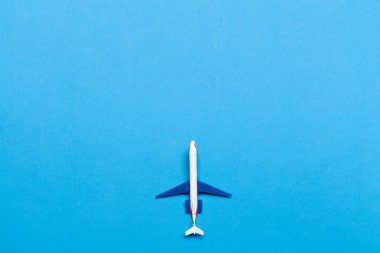 mavi arka plan üzerinde yolcu uçağı modeli