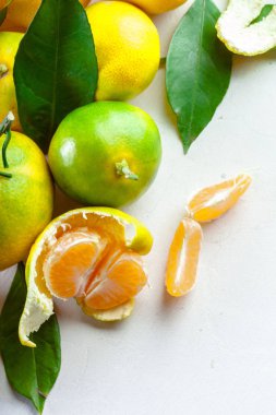 yaprakları ile olgun mandarin