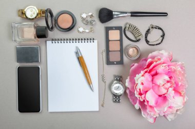 Kadınlar çanta malzeme üstünde göster 