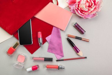 Kadınlar çanta malzeme üstünde göster 