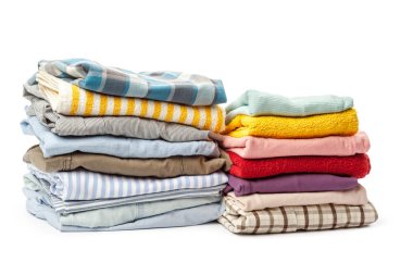 yığın üzerinde beyaz izole giyim