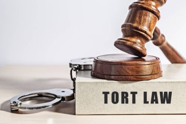 Tablo üzerinde kitapla tahta tokmak