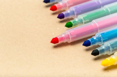 Marker kalem bej renkli arka plan üzerinde renkli yakın çekim 