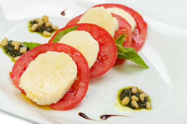 Mozzarella Med Tomat Och Basilika Isolerad Vit — Stockfoto