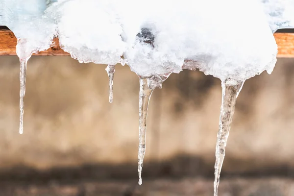 Schöne Glänzende Transparente Eiszapfen — Stockfoto