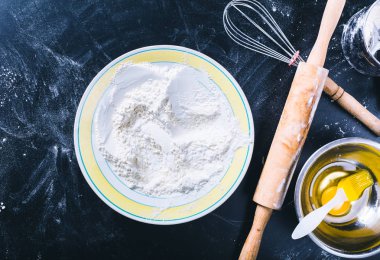 Malzemeler ve siyah kurulu, üstten görünüm pişirme için gereçler