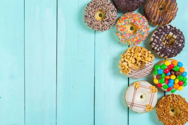 Ahşap arka planda çörekler