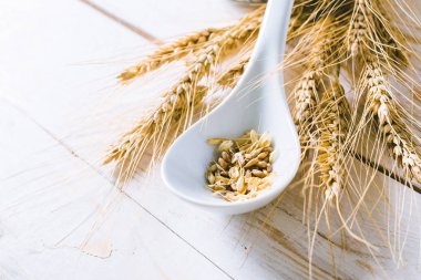 ahşap zemin üzerinde buğday