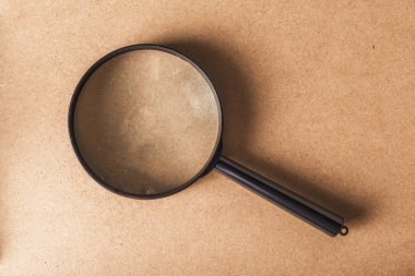 Ahşap arka plan üzerinde büyüteç