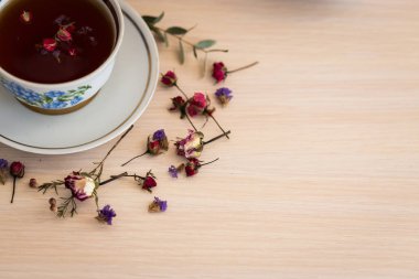 Vintage fincan çay tomurcukları gül ile