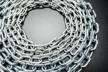 siyah arka plan üzerine zincirleri