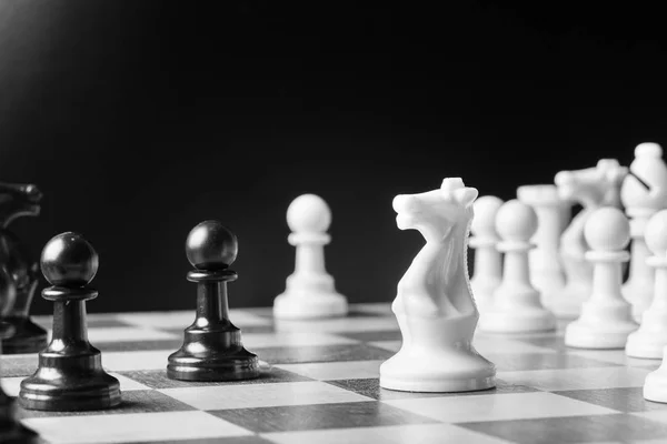 Schachfiguren Auf Einem Schachbrett — Stockfoto