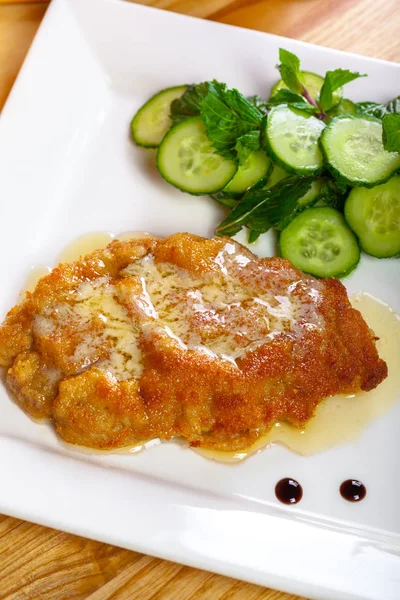 Schnitzel Alemán Con Rodajas Pepino Plato Blanco Primer Plano —  Fotos de Stock