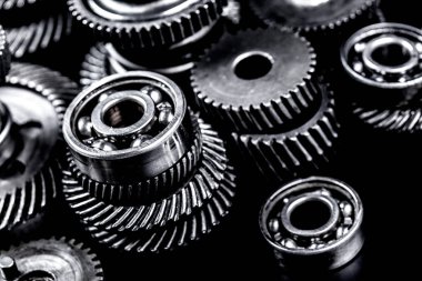 Siyah arkaplanda metal dişliler