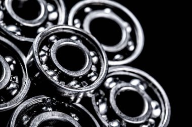 Siyah arkaplanda metal dişliler