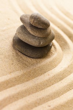 Zen meditasyon taşlar kumlu zemin üzerine