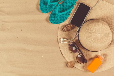 Ayakkabı ve şapka sahilde