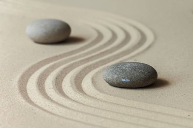 Zen meditasyon taşlar kumlu zemin üzerine