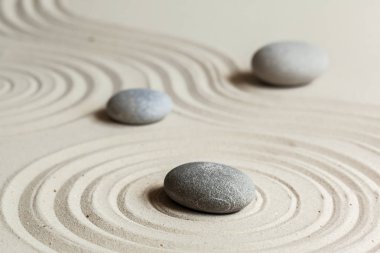 Zen meditasyon taşlar kumlu zemin üzerine