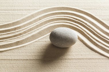 Zen meditasyon stone kumlu zemin üzerine