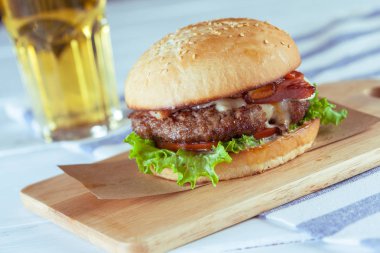 akşam yemeği hamburger ve bira