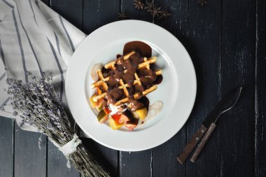 Belçika waffle taze çilek ve çikolata sosu ile