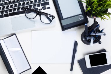 Beyaz ofis resepsiyon masası ile bir sürü şey üstünde o. Üstten Görünüm