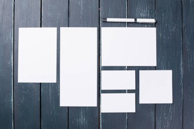 Ahşap masanın üzerine alay