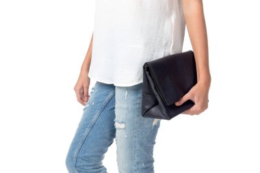 Beyaz arka plan üzerinde izole bir el çantası tutan kadın