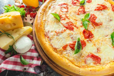 Sıcak Pizza masa örtüsü üzerinde pişmiş İtalyanca 