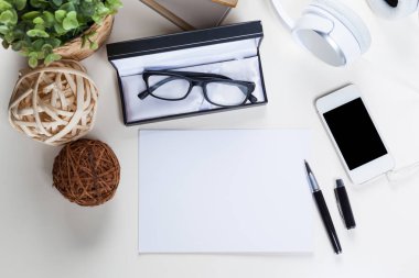 Beyaz ofis resepsiyon masası ile bir sürü şey üstünde o. Üstten Görünüm