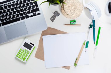 Beyaz ofis resepsiyon masası ile bir sürü şey üstünde o. Üstten Görünüm
