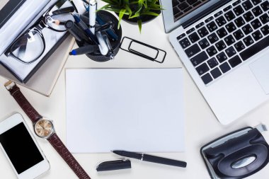 Beyaz ofis resepsiyon masası ile bir sürü şey üstünde o. Üstten Görünüm