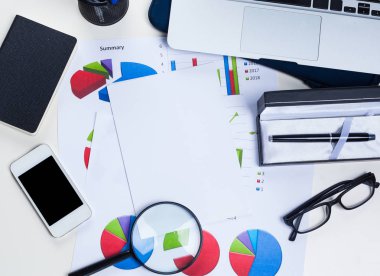 Beyaz ofis resepsiyon masası ile bir sürü şey üstünde o. Üstten Görünüm