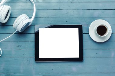 ofis masası bilgisayar ve iş ekipmanları ile