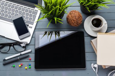 ofis masası bilgisayar ve iş ekipmanları ile