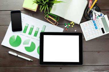 ofis masası bilgisayar ve iş ekipmanları ile