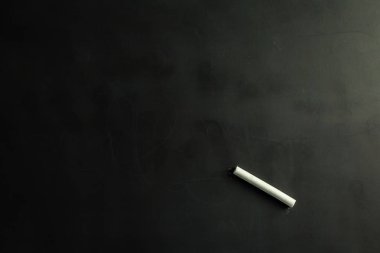 Tebeşir izlerini ile boş boş siyah yazı tahtası