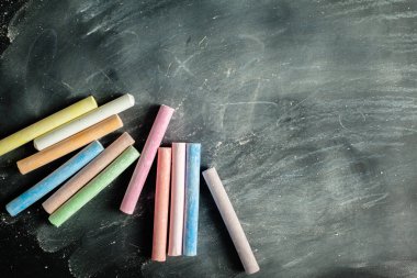 Tebeşir izlerini ile boş boş siyah yazı tahtası