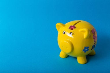 Mavi arka planda sarı kumbara