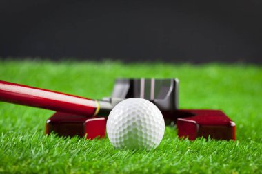 Yeşil çimenlerin üzerinde mini golf ekipmanları