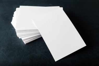 yığında yedeklenmiş kağıt boş kartvizit