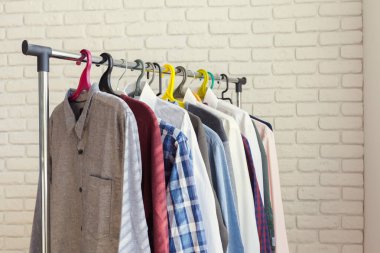 Renkli giysileri ile giyim raf