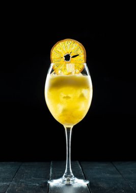 Siyah arkaplanda kokteyl