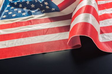 Koyu arka plan üzerinde Amerikan bayrağı